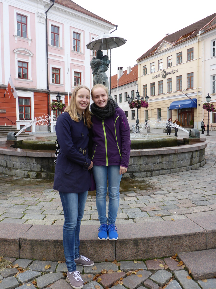Austauschschülerin mit Freundin in Estland